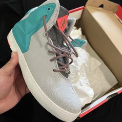 NIKE LEBRON 11 LIFESTYLE.       WOLF GREY GREEN HYPER PUNCH