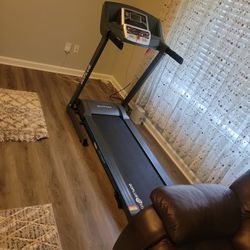 Treadmill almost brand new very very good condition