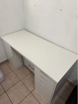 Mesa $100, las 2 sillas x $70,sillón $50,carrito de pedí $30