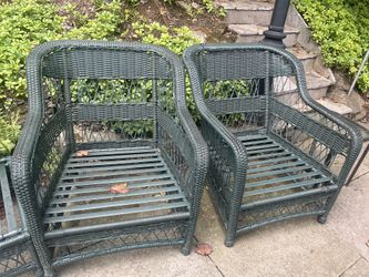 2 Sweet Wicker Outdoor Chairs With Cushions 
