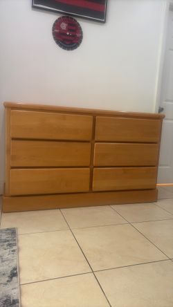 Mueble de madera natural