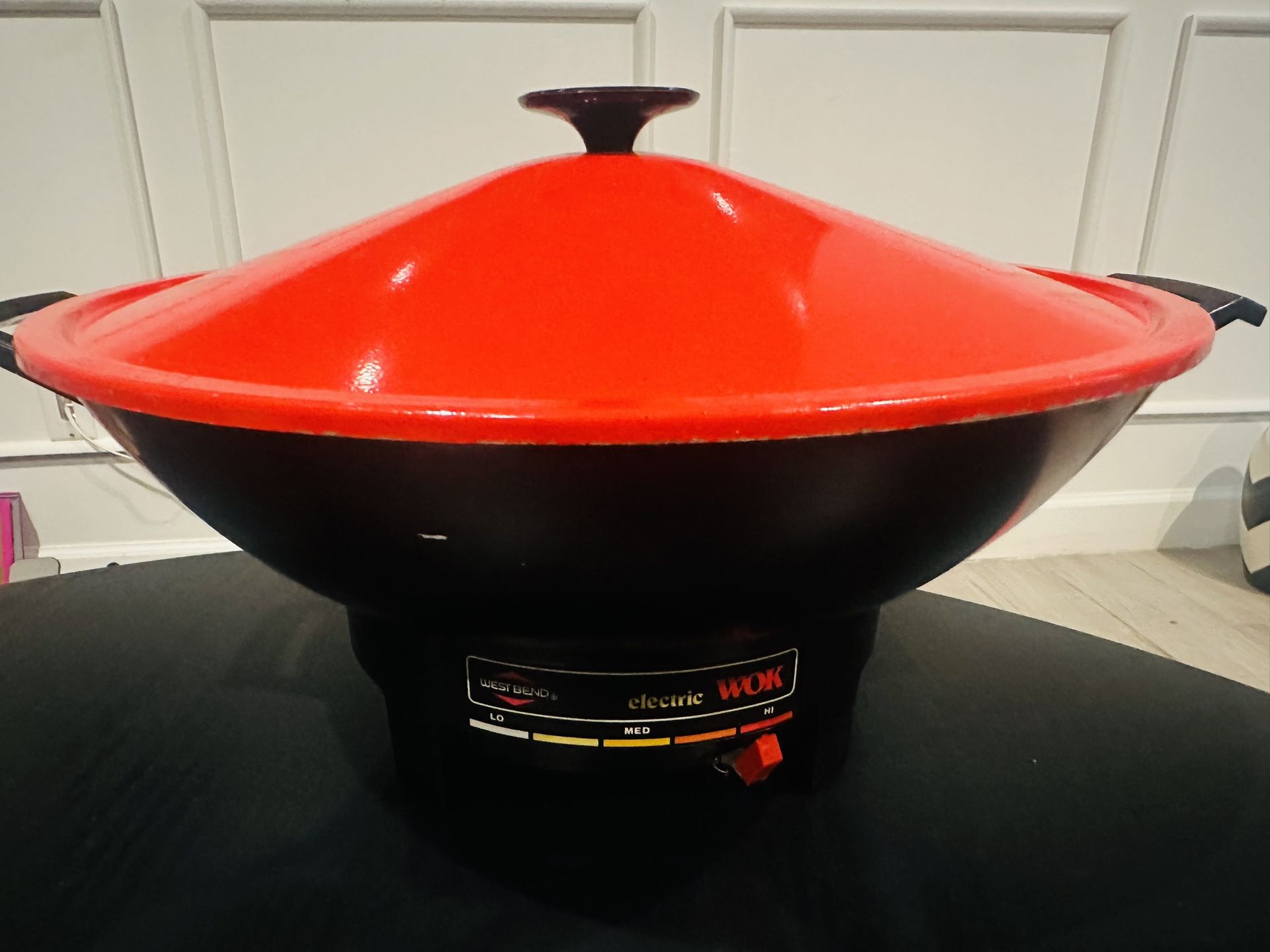 🔥 Vintage West Bend Electric Wok with Lid & Steaming Rack – Great Condition!