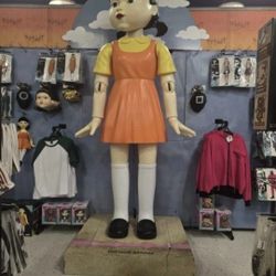 Squid Games - Young Hee 9.5ft Licensed Animatronic