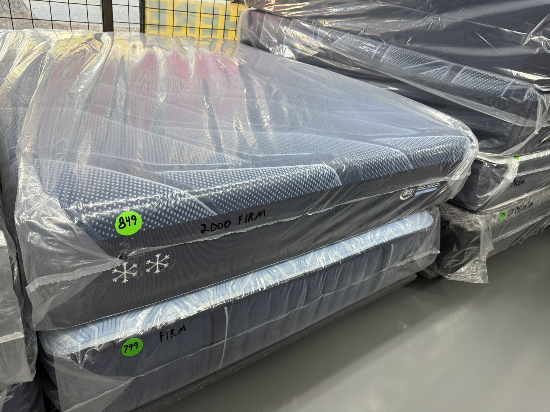 QUEEN SIZE SERTA ISERIES 2000 (FIRM) MATTRESS & BOX SPRING BED SET