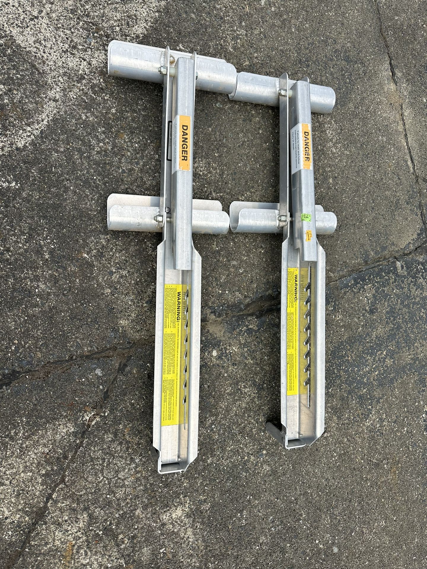 Pair Ladder Jacks