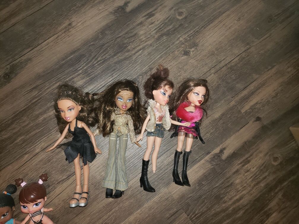 (Collectibles) bratz dolls plus 3 bratz bags filled with outfits!!