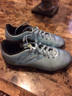 Kids soccer shoes like new