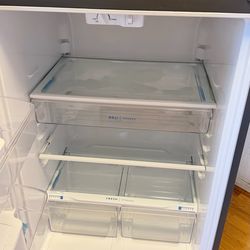 FRIGIDAIRE Refrigerator