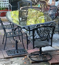 Patio set glass top table whit 6 chairs and umbrella base