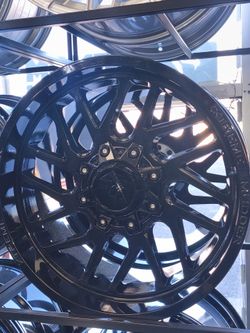 : O GRANDE O NADA. ESPECIAL DE RINES 6x139.7 | 20" Consigue la combinación perfecta de tamaño y rendimiento. Nuestros rines de 20" en el patrón 6x139.