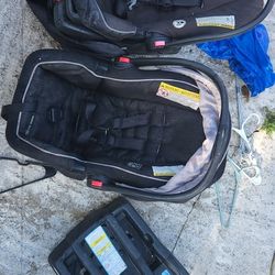 (2)Graco Car Seat With Base and a Diaper Genie 