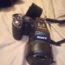 Sony Camera With Bag & Extra Battery 