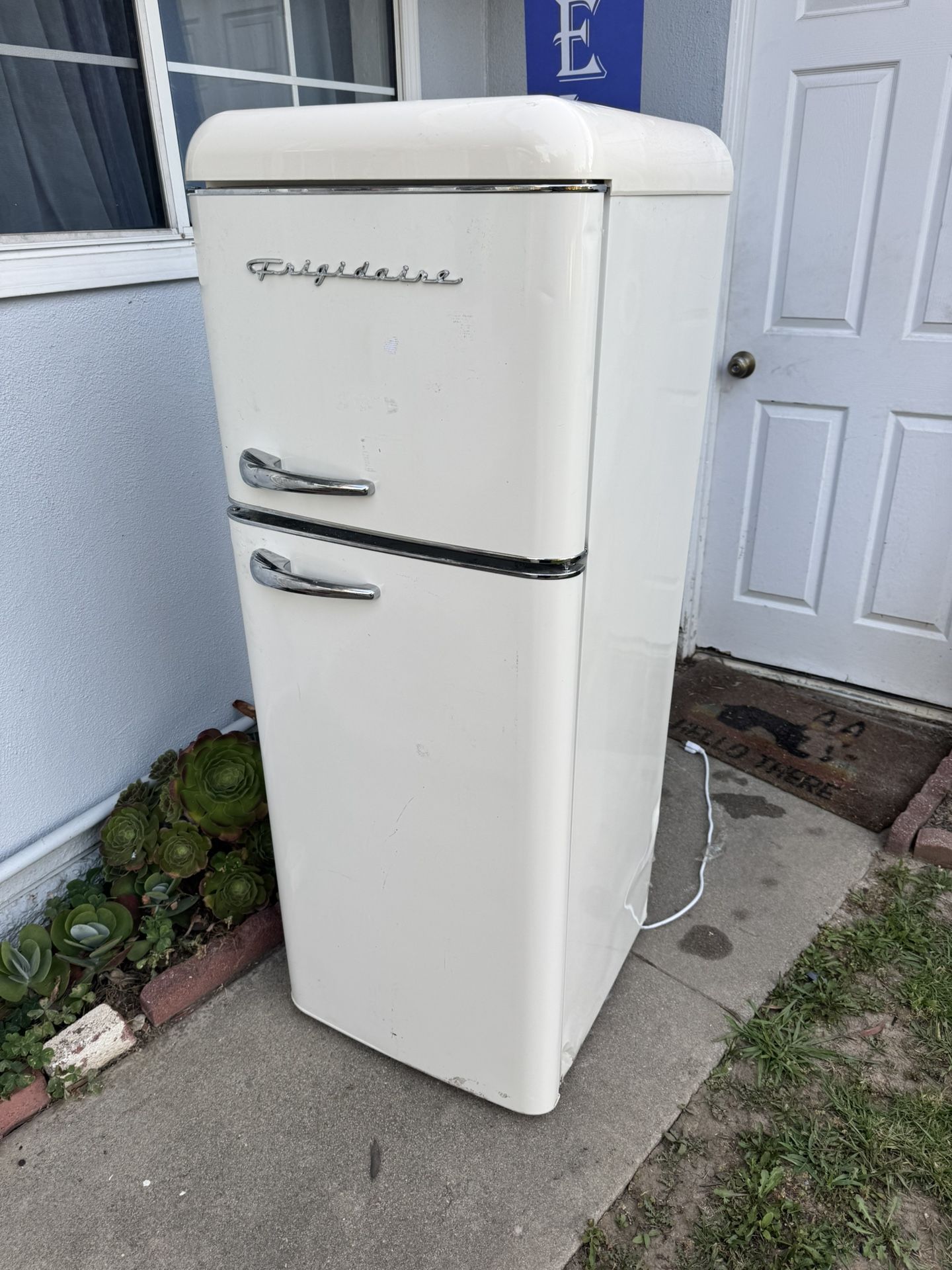Frigidaire Retro Mini Fridge