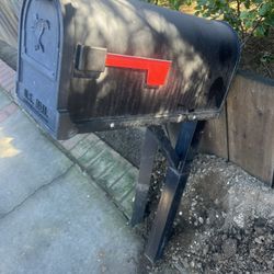 Large mailbox and post good condition no dents could use a paint job that’s it. It’s perfect.