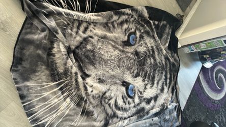 Blue eyed white tiger blanket