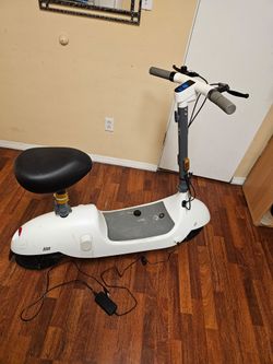 OKAI ELECTRIC SCOOTER 36V,LED LIGHTS,LCD DISPLAY,CHARGER INCLUDING, BRAKES,TIRES PNEUMATI
FOLDABLE 15MPH RUN IN VERY GOOD CONDITION YOU CAN TEST IT BE
