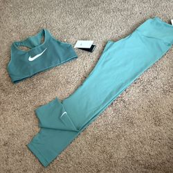 Womens Nike Outfit Size Medium 