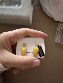 Friend brand store is closing down, selling silver and gold K gold earrings at a discount