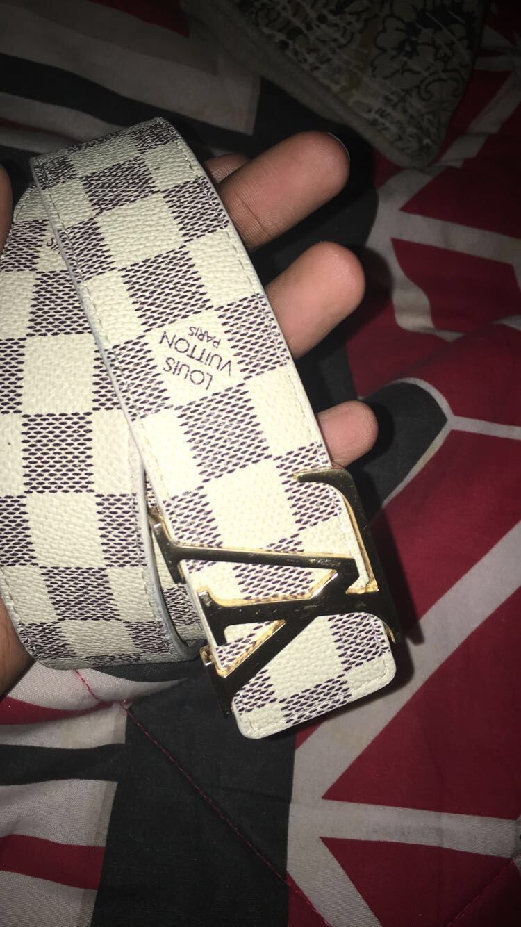 White checkered Louis Vuitton belt. Sz 42/120