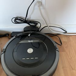 iRobot 880 with Lithium Battery And 2 Light Houses