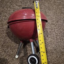 Vintage Mini Weber Grills | Collectible Red Charcoal Kettle Miniature BBQ | Dollhouse Decor | Retro Grill Toy Display | BBQ Lover Gift