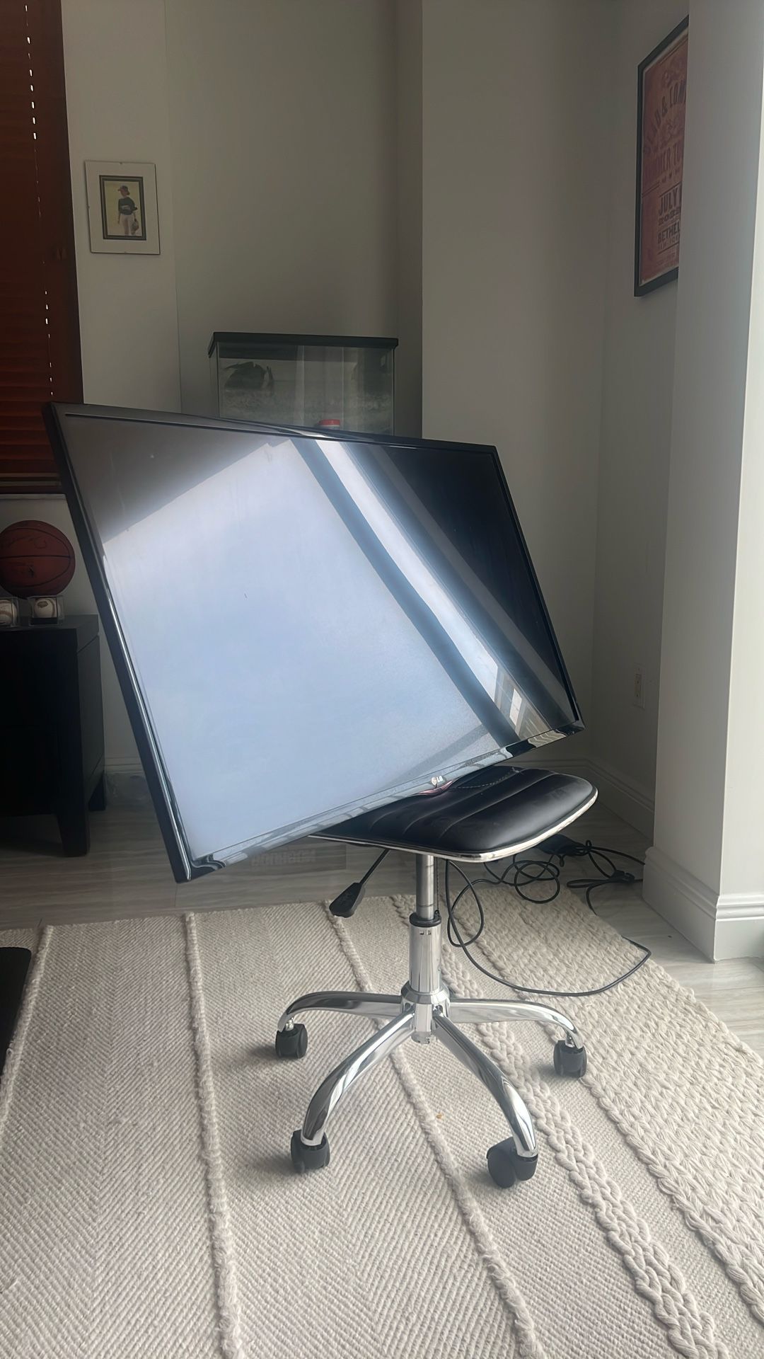 LG TV 44” 