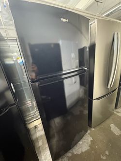 Whirlpool Top-Freezer Refrigerator Black