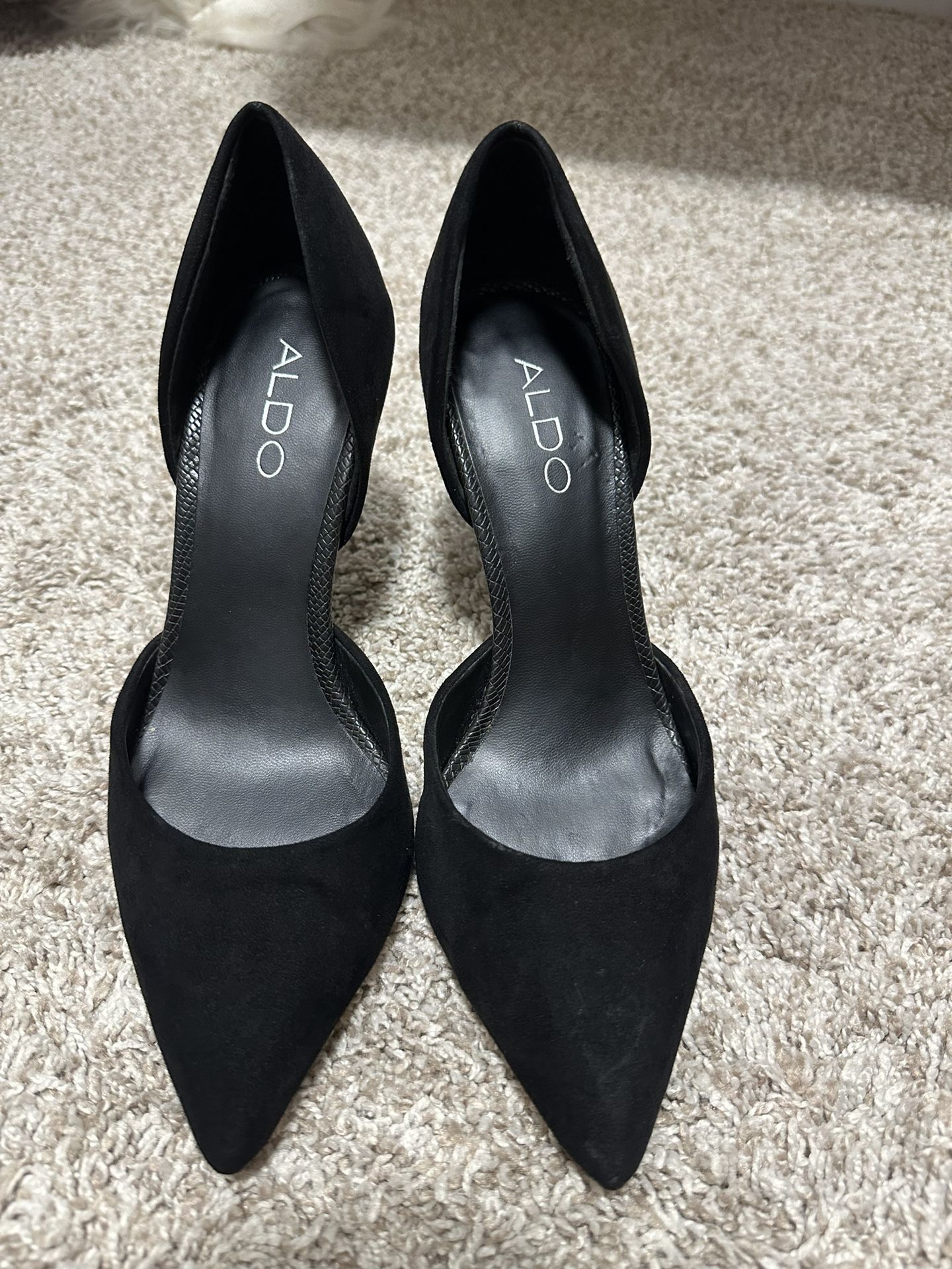 Women’s Aldo black suede heels size 6 with textured heel 