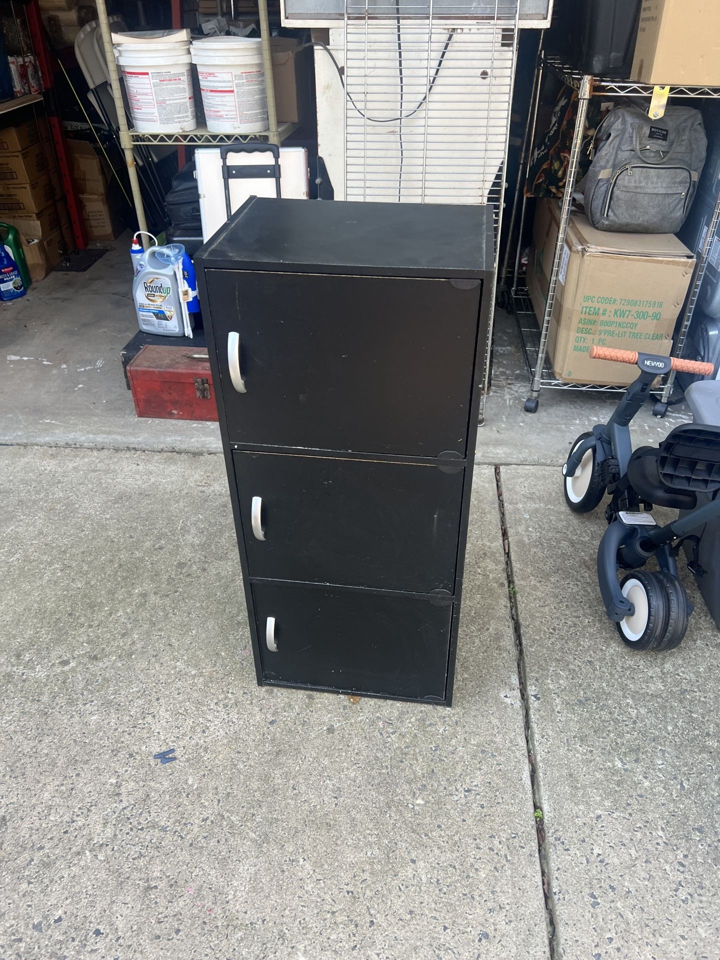 Cabinet 3 door 3 shelf