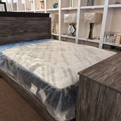 B2587.... Queen Bed Dresser And Mirror 