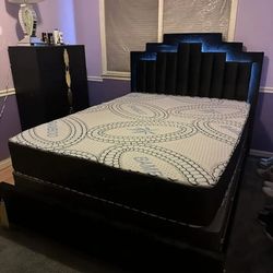 Vendo Cama Con Colchon.  Preguntar Por Precio 