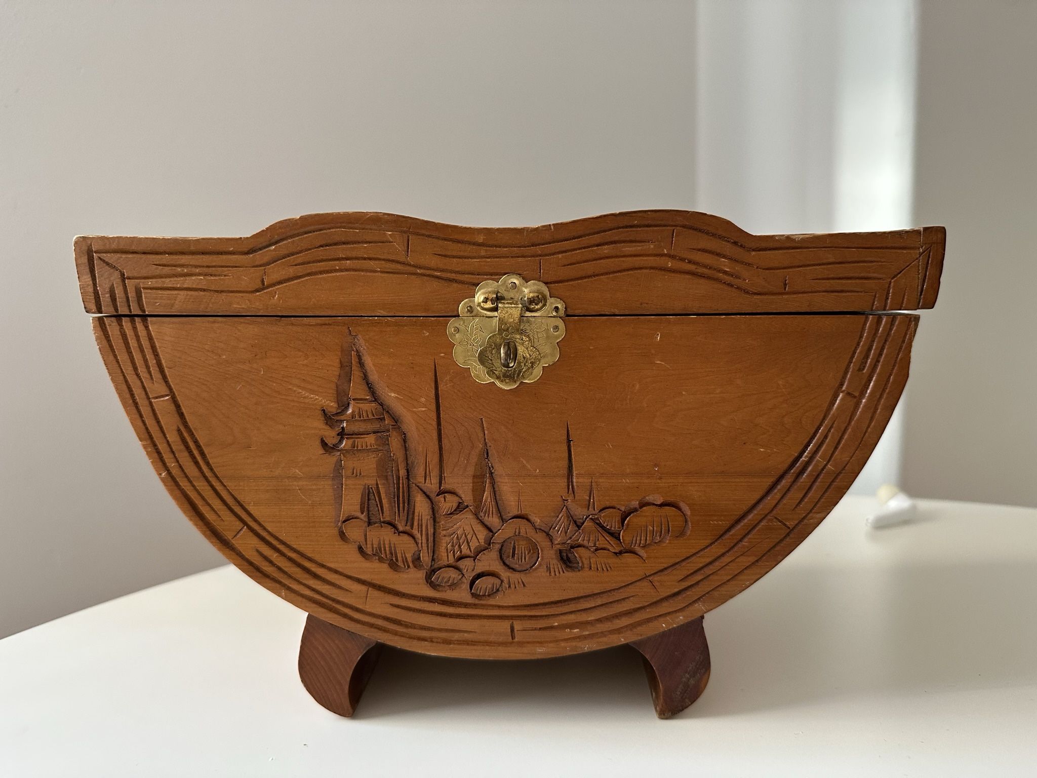 Jewelry Box/Vintage/Carved