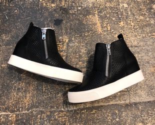 Steve Madden Black Wedgie shoes