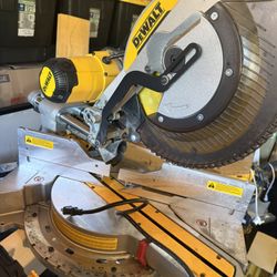 Dual Bevel Compound Mitre 12” DEWALT Excellent Condition 