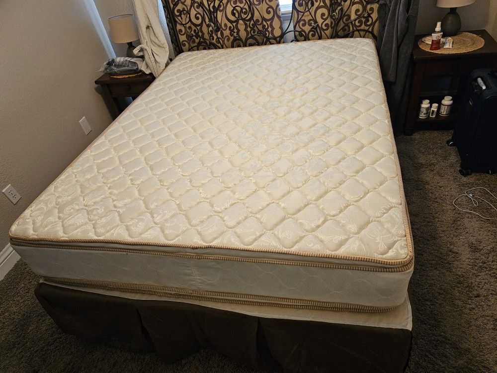 Guest Bedroom Queen Mattress Super Clean Condition Sightly User