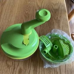 Green Tupperware Salad spinner 