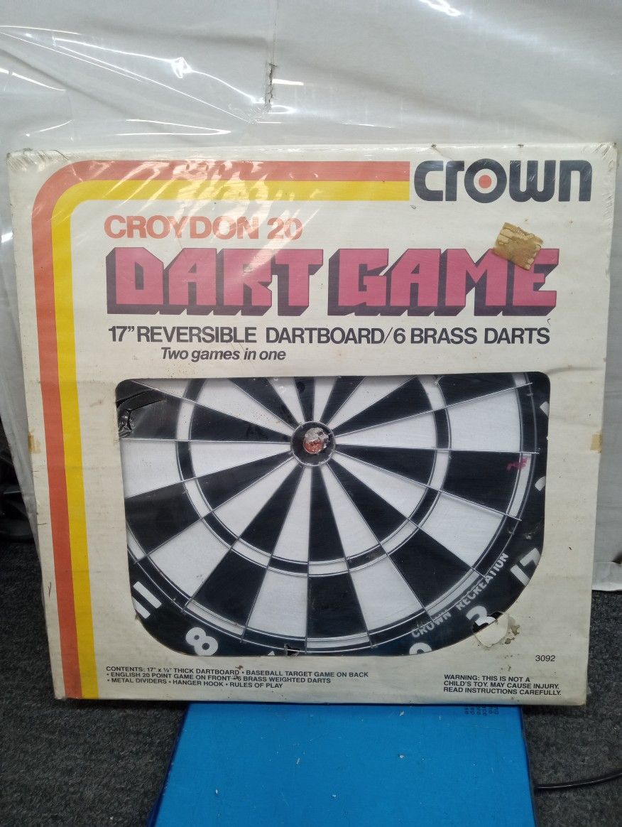17-in reversible dart board / 6 brass darts two games in one 3092