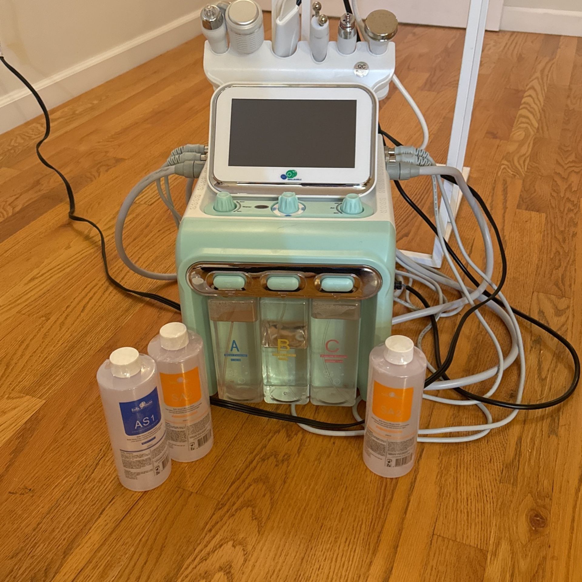 Hydrafacial Device By Bruun Beauty & Extra Solution