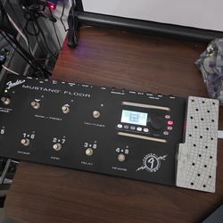 Fender Mustang Floor Guitar Multi Effect Pedalboard *no Power Supply***