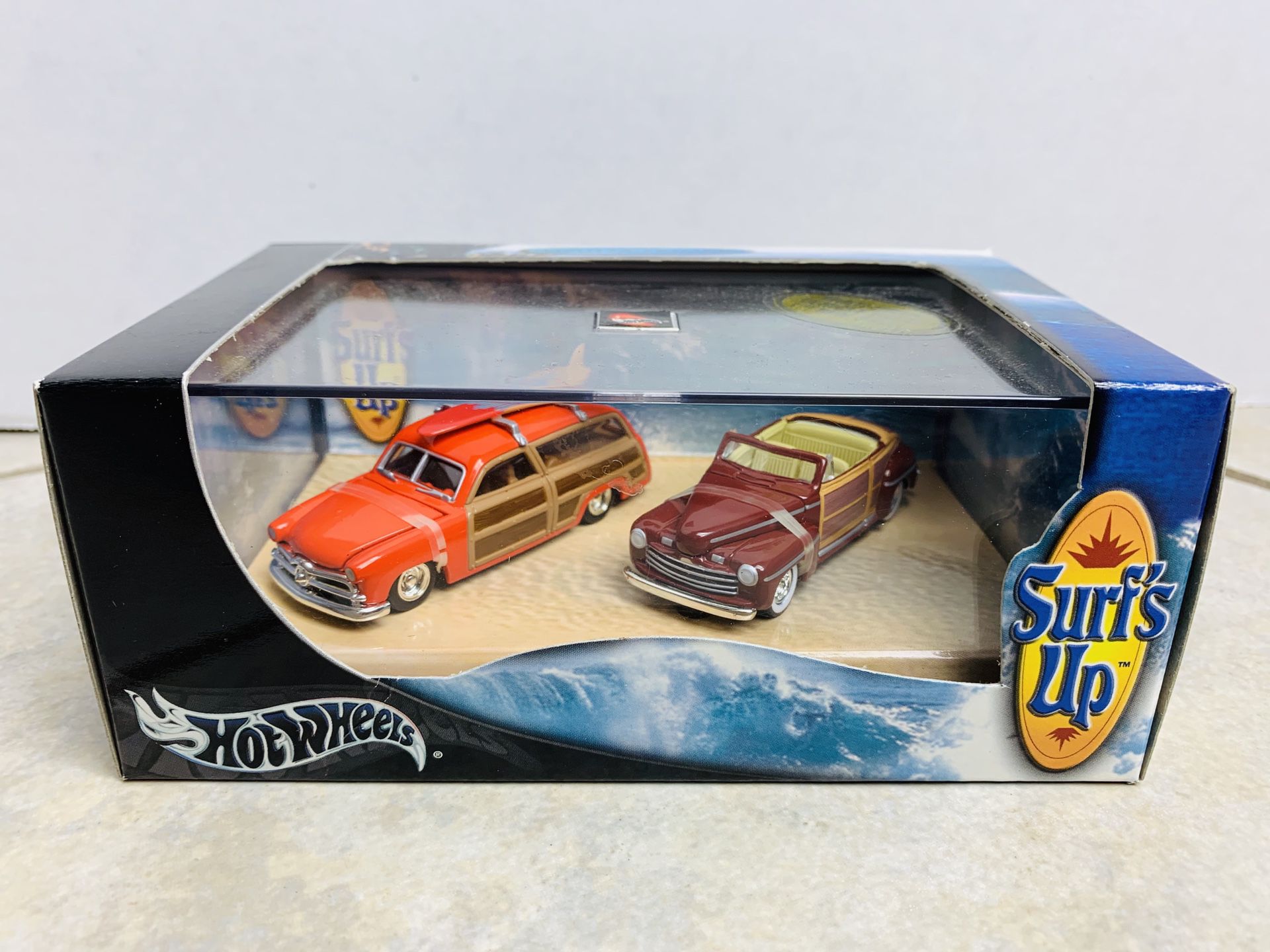 Hot Wheels Surf's Up Set '49 Ford Woody & '46 Ford Ragtop 1:64Scale
