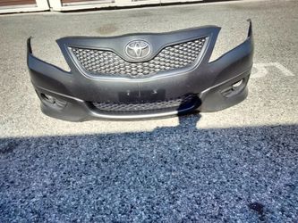 2010-2011 Toyota Camry complete front bumper with all the accessories OEM.