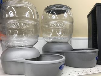 2 animal food bowls one smaller one bigger