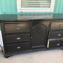 Dresser With Mirror