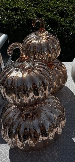 glass pumpkin 🎃 figures set of 2 for only 15 dollars 