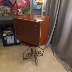 CLASSIC/ VINTAGE HOOVER MINI FRIDGE