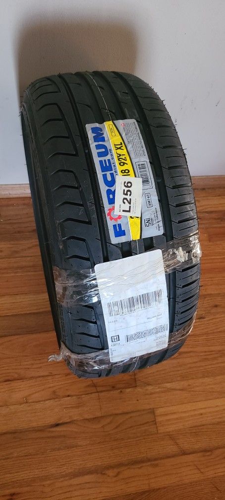 225/40/18 Tire