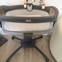 Chicco Close to You 3-in-1 Bedside Bassinet – Like New