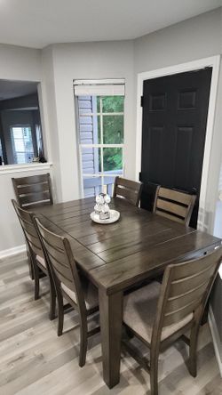 Beautiful 6-Piece Wooden Dining Set