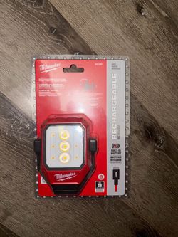 Milwaukee 600 Lumen Pivoting Task Light