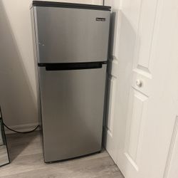 Mini Fridge And Freezer/  Refrigerador 